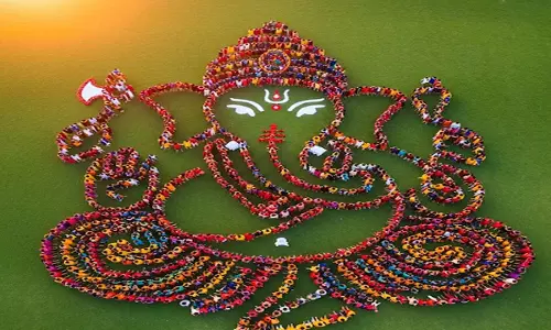 मानव श्रृंखला से बनाई भगवान गणेश की भव्य प्रतिकृति