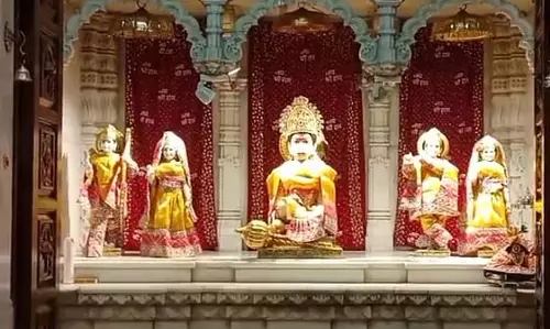 आधी रात को लेक टाउन हनुमान मंदिर में चोरों के गिरोह ने धावा बोला, सीसीटीवी फुटेज में कैद