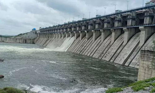 मिड मैनैर रिजर्वॉयर से भारी जलस्तर के चलते पानी छोड़ा गया