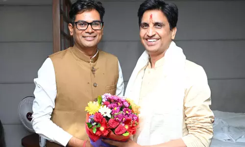 चक्रधर समारोह में मंत्री ओपी चौधरी ने किया कवि डॉ. कुमार विश्वास का आत्मीय स्वागत