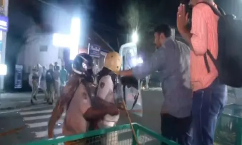 Kerala: युवा कांग्रेस कार्यकर्ताओं ने मुख्यमंत्री आवास तक मार्च किया, पुलिस ने किया लाठीचार्ज