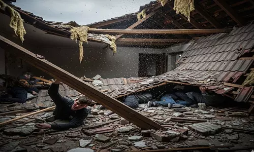 मकान की छत गिरने से 5 घायल, मलबे से रेस्क्यू जारी मकान की छत गिरने से 5 घायल, मलबे से रेस्क्यू जारी