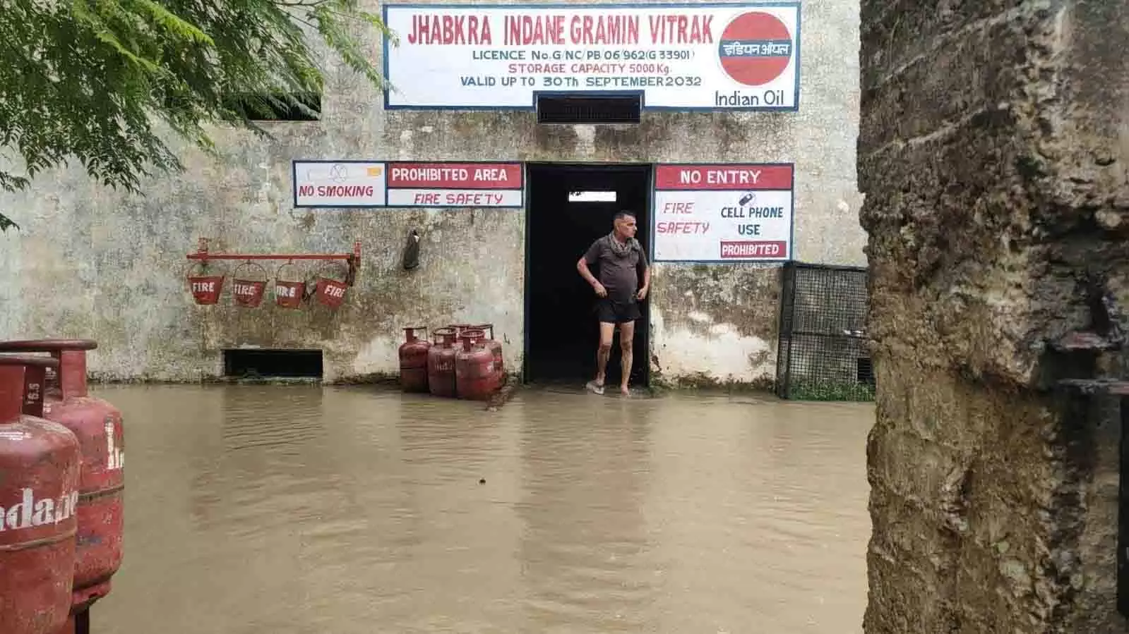 punjab:गैस एजेंसी में घुसा बाढ़ का पानी, मची हाहाकार punjab:गैस एजेंसी में घुसा बाढ़ का पानी, मची हाहाकार