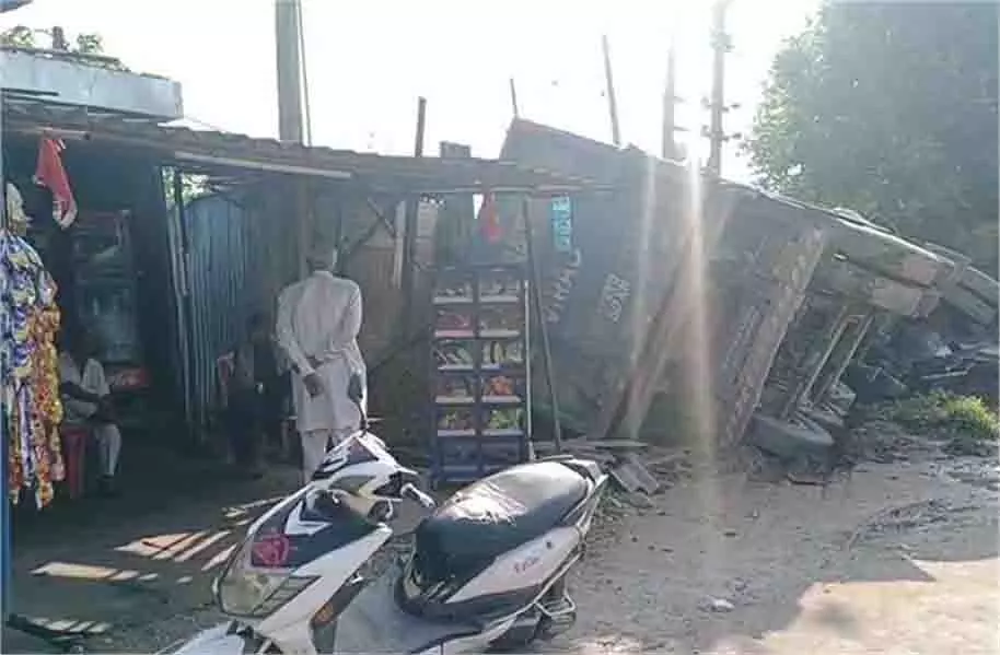 Punjab : जोरदार धमाके के साथ बेकरी पर पलटा बेकाबू ट्रक, लाखों का नुक्सान Punjab : जोरदार धमाके के साथ बेकरी पर पलटा बेकाबू ट्रक, लाखों का नुक्सान
