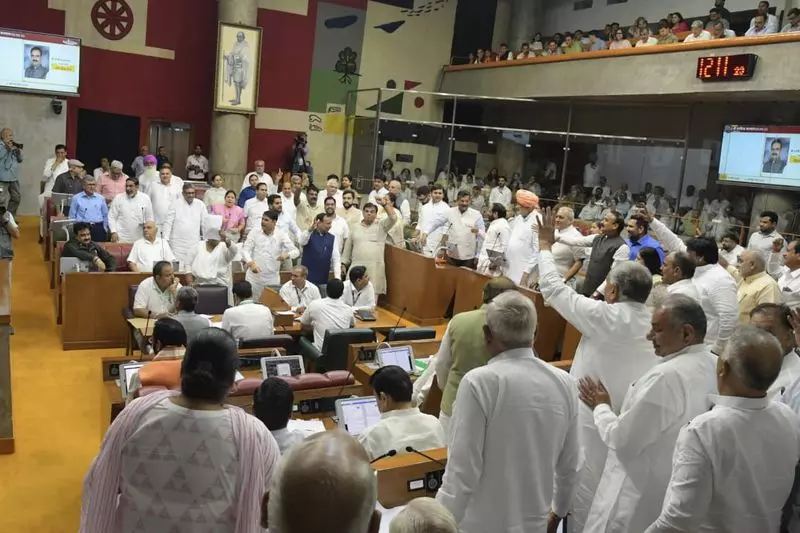 Haryana विधानसभा में सीएम सैनी के शैतान दोहे से विवाद कांग्रेस विधायकों ने सदन के वेल में हंगामा किया Haryana विधानसभा में सीएम सैनी के शैतान दोहे से विवाद कांग्रेस विधायकों ने सदन के वेल में हंगामा किया