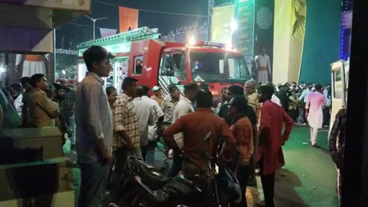 मकान की छत गिरी, मलबे में दबे 5 लोग मकान की छत गिरी, मलबे में दबे 5 लोग
