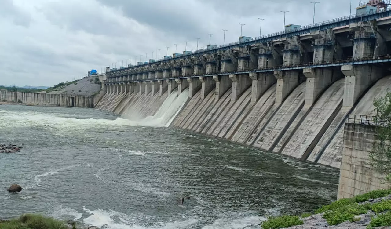 Telangana : भारी बाढ़ के कारण मिड मानेर जलाशय से पानी छोड़ना पड़ा Telangana : भारी बाढ़ के कारण मिड मानेर जलाशय से पानी छोड़ना पड़ा