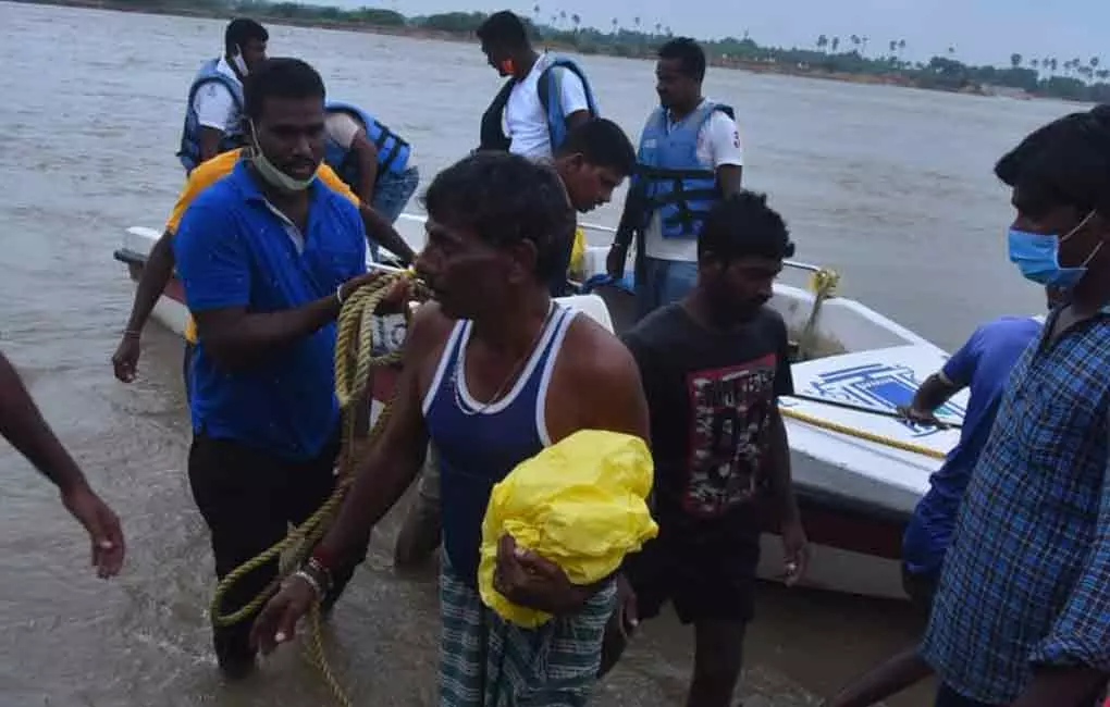 Sircilla में बाढ़ के कारण मनैरवागु में चरवाहा फंसा Sircilla में बाढ़ के कारण मनैरवागु में चरवाहा फंसा
