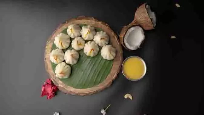 Ganesh Chaturthi Bhog: घर पर ऐसे बनाएं पारंपरिक उकडीचे मोदक Ganesh Chaturthi Bhog: घर पर ऐसे बनाएं पारंपरिक उकडीचे मोदक