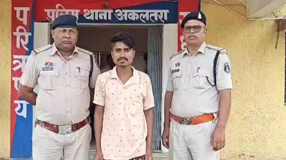 गला काटने की धमकी देकर मंगलसूत्र लूट रहा था युवक, पकड़ा गया रंगे हाथ गला काटने की धमकी देकर मंगलसूत्र लूट रहा था युवक, पकड़ा गया रंगे हाथ