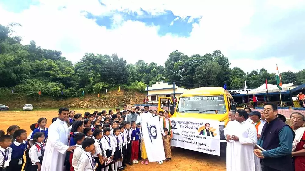 Nagaland : उपमुख्यमंत्री पैटन ने रिफिम के डॉन बॉस्को स्कूल को बस दान की Nagaland : उपमुख्यमंत्री पैटन ने रिफिम के डॉन बॉस्को स्कूल को बस दान की
