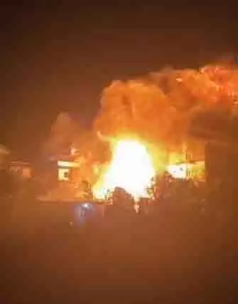 Kishtwar : इस इलाके में जोरदार धमाका, लगी भीषण आग Kishtwar : इस इलाके में जोरदार धमाका, लगी भीषण आग