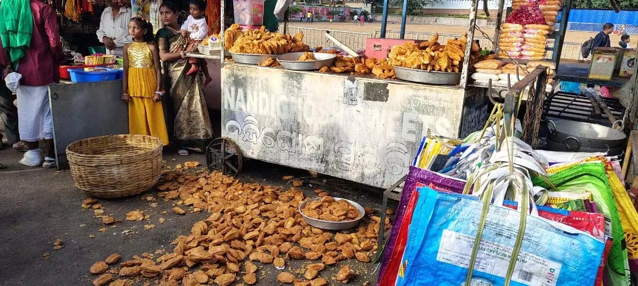 तलवारधारी बदमाशों ने ओडिशा के पुरी शहर में आतंक फैलाया, मिठाई की दुकान में तोड़फोड़ की तलवारधारी बदमाशों ने ओडिशा के पुरी शहर में आतंक फैलाया, मिठाई की दुकान में तोड़फोड़ की