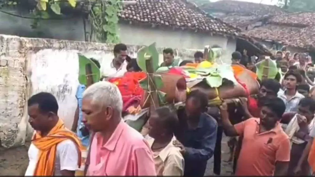 भजन-कीर्तन के साथ ग्राम पटेल का अंतिम संस्कार किया गया भजन-कीर्तन के साथ ग्राम पटेल का अंतिम संस्कार किया गया