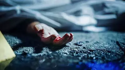 UP : एक युवक ने 14 साल की लड़की की हत्या की, शव को घर में ही दफनाते हुए पकड़ा गया UP : एक युवक ने 14 साल की लड़की की हत्या की, शव को घर में ही दफनाते हुए पकड़ा गया