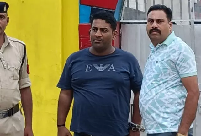 रायगढ़ पुलिस की विशेष टीम ने दिल्ली में फरार वारंटी को पकड़ा रायगढ़ पुलिस की विशेष टीम ने दिल्ली में फरार वारंटी को पकड़ा