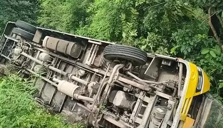 खाई में पलटी स्कूल बस, 12 से ज्यादा बच्चे घायल, चालक पर लापरवाही का आरोप खाई में पलटी स्कूल बस, 12 से ज्यादा बच्चे घायल, चालक पर लापरवाही का आरोप