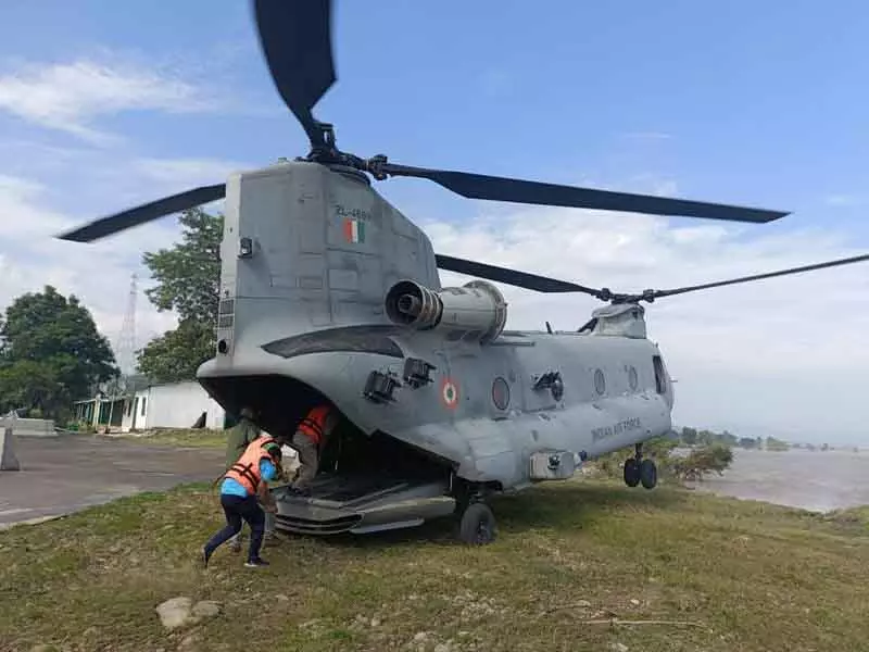 वायुसेना ने बाढ़ प्रभावित Punjab और जम्मू में खाद्य राहत के लिए हेलीकॉप्टर और विमान तैनात किए वायुसेना ने बाढ़ प्रभावित Punjab और जम्मू में खाद्य राहत के लिए हेलीकॉप्टर और विमान तैनात किए