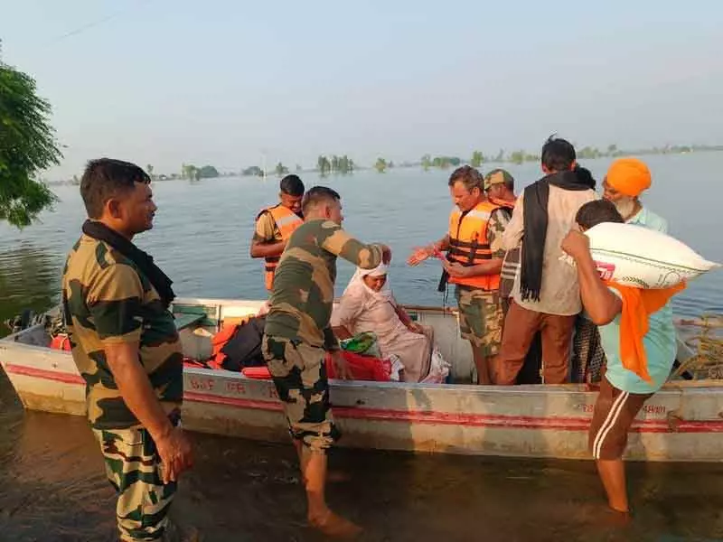 Ferozepur के 2.000 से अधिक ग्रामीणों को राहत शिविरों में स्थानांतरित किया गया Ferozepur के 2.000 से अधिक ग्रामीणों को राहत शिविरों में स्थानांतरित किया गया