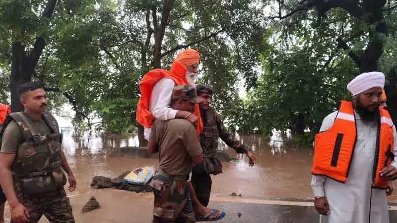 Amritsar बाढ़ संकट, रामदास-अजनाला क्षेत्र में 40 गांव जलमग्न, सेना ने बचाव अभियान चलाया Amritsar बाढ़ संकट, रामदास-अजनाला क्षेत्र में 40 गांव जलमग्न, सेना ने बचाव अभियान चलाया