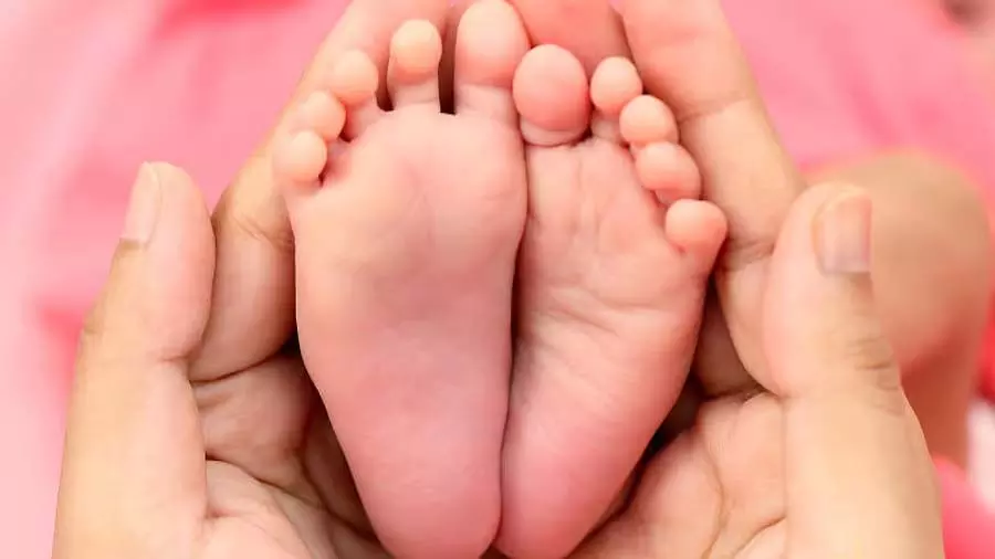 कक्षा 9 की छात्रा ने स्कूल के शौचालय में दिया बच्चे को जन्म कक्षा 9 की छात्रा ने स्कूल के शौचालय में दिया बच्चे को जन्म