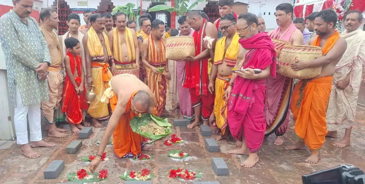 Nuakhai : ओडिशा के समलेश्वरी मंदिर में मां समलेई को अर्पित किया गया नवान्न Nuakhai : ओडिशा के समलेश्वरी मंदिर में मां समलेई को अर्पित किया गया नवान्न