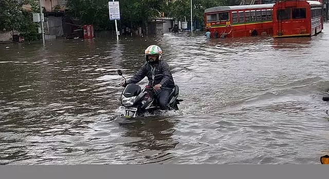 कर्नाटक में भारी बारिश की चेतावनी जारी: स्कूल बंद कर्नाटक में भारी बारिश की चेतावनी जारी: स्कूल बंद