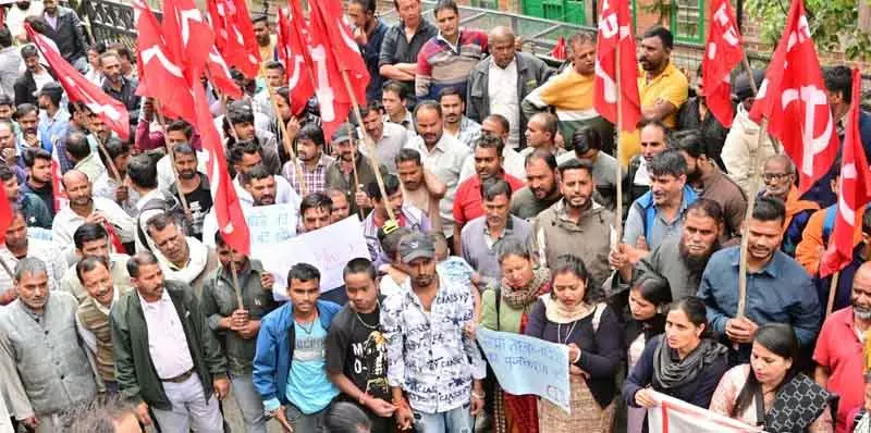Himachal: दस्तावेज़ों के बोझ को लेकर रेहड़ी-पटरी वालों की हड़ताल Himachal: दस्तावेज़ों के बोझ को लेकर रेहड़ी-पटरी वालों की हड़ताल