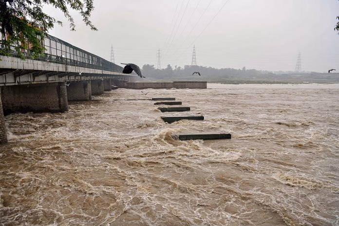 New Delhi: यमुना पार कर गई खतरे का निशान, राजधानी में अलर्ट New Delhi: यमुना पार कर गई खतरे का निशान, राजधानी में अलर्ट
