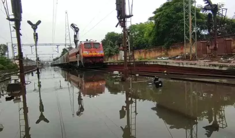 मेडक में बाढ़ से रेल सेवाएं बाधित, SCR ने हैदराबाद डिवीजन में कई ट्रेनें रद्द कीं मेडक में बाढ़ से रेल सेवाएं बाधित, SCR ने हैदराबाद डिवीजन में कई ट्रेनें रद्द कीं