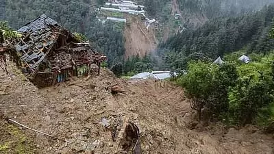 Himachal : सुदूरवर्ती गांव बाढ़ में सरकारी इमारतों और पुलों के बह जाने से संपर्क से कटा Himachal : सुदूरवर्ती गांव बाढ़ में सरकारी इमारतों और पुलों के बह जाने से संपर्क से कटा