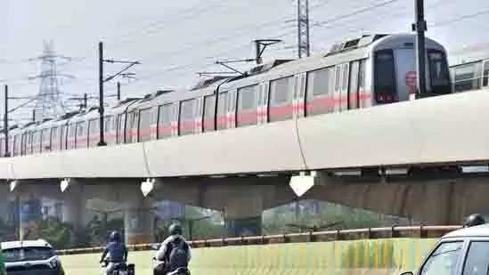 Delhi: 55 वर्षीय महिला ने मेट्रो ट्रेन के आगे कूदकर जान दे दी Delhi: 55 वर्षीय महिला ने मेट्रो ट्रेन के आगे कूदकर जान दे दी