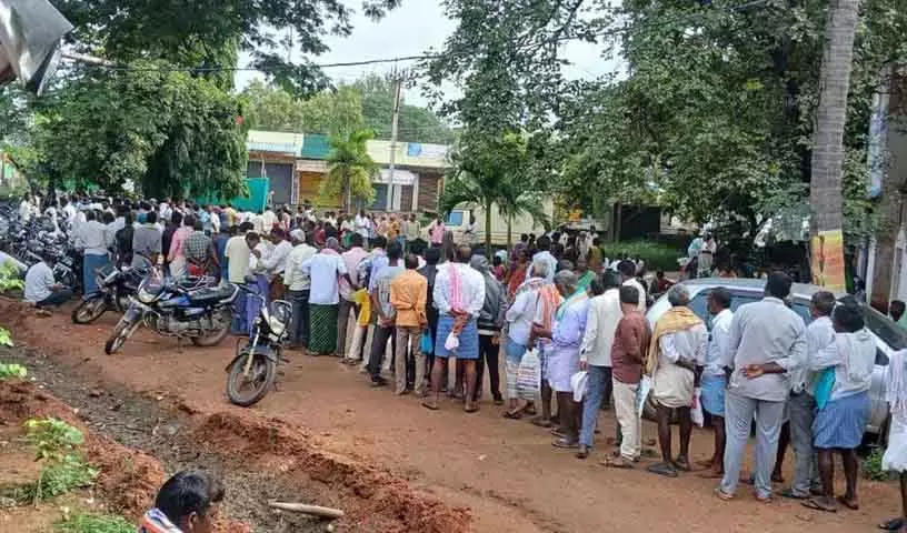 Gadwal में भारी बारिश के बीच यूरिया के लिए कतार में लगे किसान Gadwal में भारी बारिश के बीच यूरिया के लिए कतार में लगे किसान