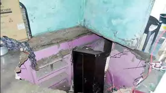 Sahibabad: पहली मंजिल का फ्लैट गिरने से परिवार के पांच लोग घायल Sahibabad: पहली मंजिल का फ्लैट गिरने से परिवार के पांच लोग घायल