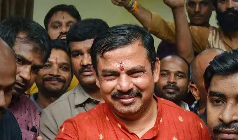 राजा सिंह ने हैदराबाद में CM Revanth Reddy जैसी दिखने वाली गणेश मूर्ति पर कार्रवाई की मांग की राजा सिंह ने हैदराबाद में CM Revanth Reddy जैसी दिखने वाली गणेश मूर्ति पर कार्रवाई की मांग की