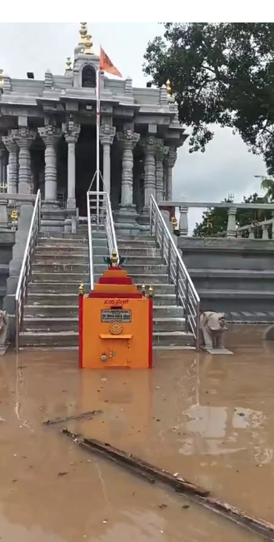 वाडी में एलांबिका मंदिर में जल नाकाबंदी वाडी में एलांबिका मंदिर में जल नाकाबंदी