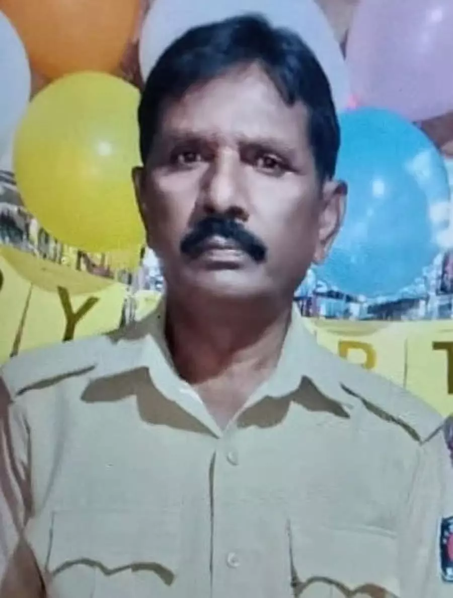 स्लीपर कोच बस के अंदर ड्राइवर ने फांसी लगाकर आत्महत्या कर ली स्लीपर कोच बस के अंदर ड्राइवर ने फांसी लगाकर आत्महत्या कर ली