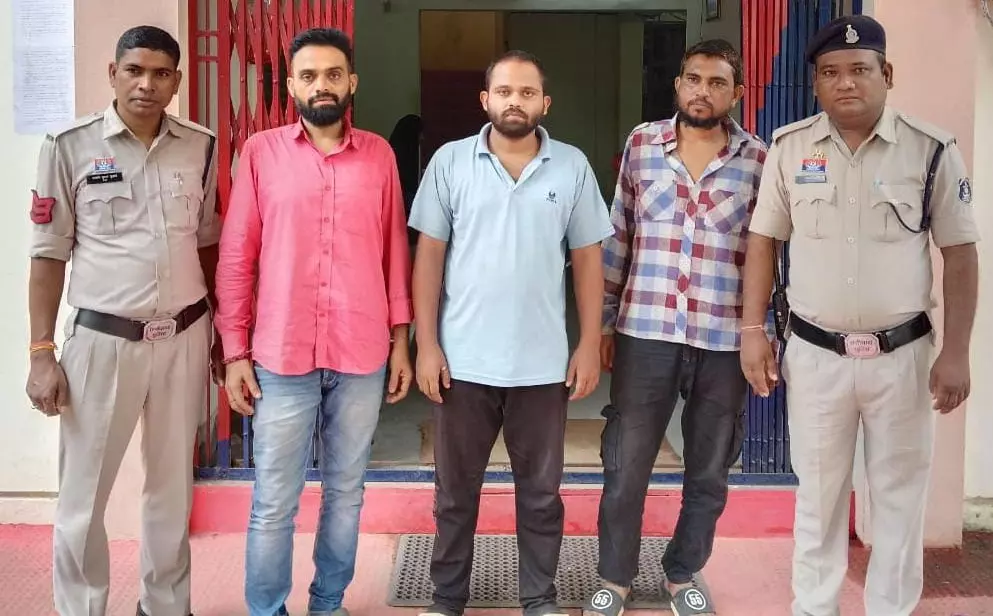 धमतरी शहर में 3 ड्रग्स पेडलर्स गिरफ्तार धमतरी शहर में 3 ड्रग्स पेडलर्स गिरफ्तार