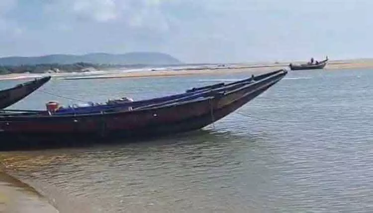 Ganjam के पोडम्पेटा तट पर नाव पलटने से मछुआरा लापता Ganjam के पोडम्पेटा तट पर नाव पलटने से मछुआरा लापता