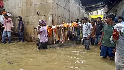 गंगा के बढ़ते जलस्तर से वाराणसी के घाटों पर पानी भर गया; छतों पर हो रही आरती और अंतिम संस्कार गंगा के बढ़ते जलस्तर से वाराणसी के घाटों पर पानी भर गया; छतों पर हो रही आरती और अंतिम संस्कार