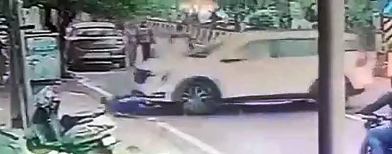 ड्यूटी के दौरान Sewerman को कार ने टक्कर मारी, यूनियन ने किया विरोध प्रदर्शन ड्यूटी के दौरान Sewerman को कार ने टक्कर मारी, यूनियन ने किया विरोध प्रदर्शन