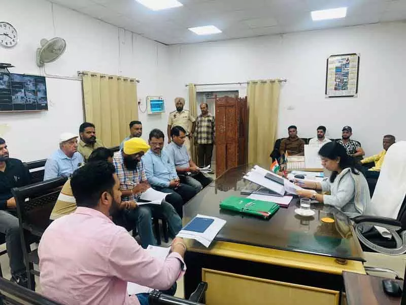 फगवाड़ा में वन-टाइम सेटलमेंट पॉलिसी-2025 को बढ़ावा देने के लिए MC कमिश्नर ने की बैठक फगवाड़ा में वन-टाइम सेटलमेंट पॉलिसी-2025 को बढ़ावा देने के लिए MC कमिश्नर ने की बैठक