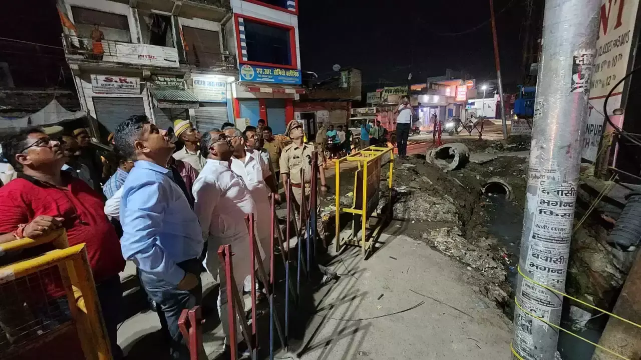 Jaunpur: सांत्वना देने राज्यमंत्री पहुंचे, मृतकों के परिवार से मुलाकात Jaunpur: सांत्वना देने राज्यमंत्री पहुंचे, मृतकों के परिवार से मुलाकात