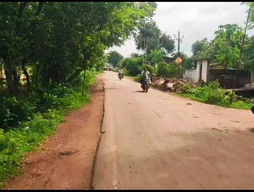 प्रधानमंत्री सड़क बनने से मिली राहत, ग्रामीणों और किसानों का आना-जाना हुआ आसान प्रधानमंत्री सड़क बनने से मिली राहत, ग्रामीणों और किसानों का आना-जाना हुआ आसान