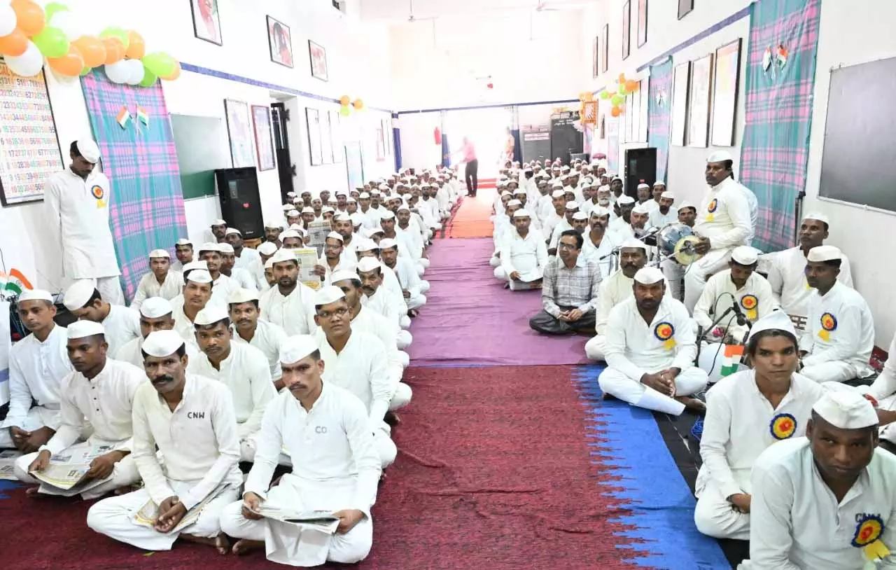 कैदियों ने पुष्प की अभिलाषा का किया सामूहिक पाठ कैदियों ने पुष्प की अभिलाषा का किया सामूहिक पाठ