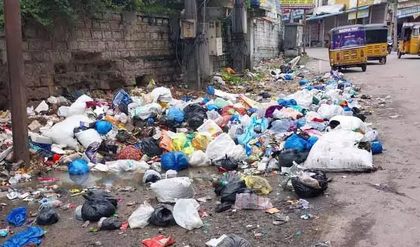 भारी बारिश के बाद Hyderabad के पुराने शहर के इलाकों में कचरे का ढेर लगा भारी बारिश के बाद Hyderabad के पुराने शहर के इलाकों में कचरे का ढेर लगा