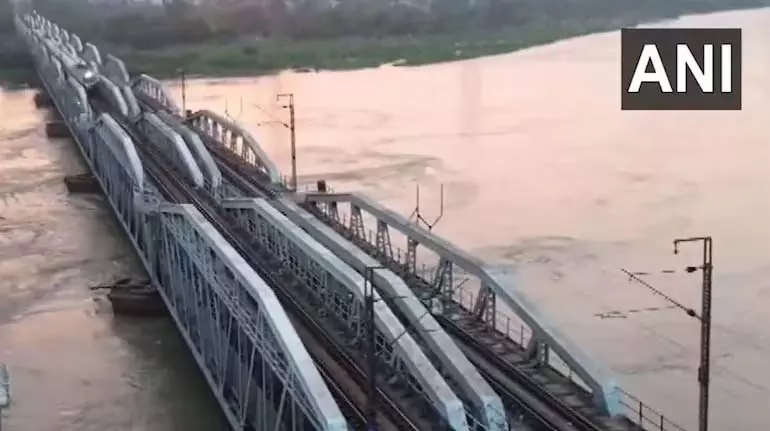 Delhi में यमुना नदी खतरे के निशान को पार कर 205 मीटर से ऊपर बह रही Delhi में यमुना नदी खतरे के निशान को पार कर 205 मीटर से ऊपर बह रही