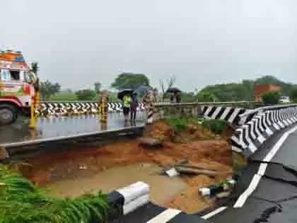 Hyderabad-Nagpur हाईवे भारी बारिश से क्षतिग्रस्त, ट्रैफिक रूट बदला गया Hyderabad-Nagpur हाईवे भारी बारिश से क्षतिग्रस्त, ट्रैफिक रूट बदला गया