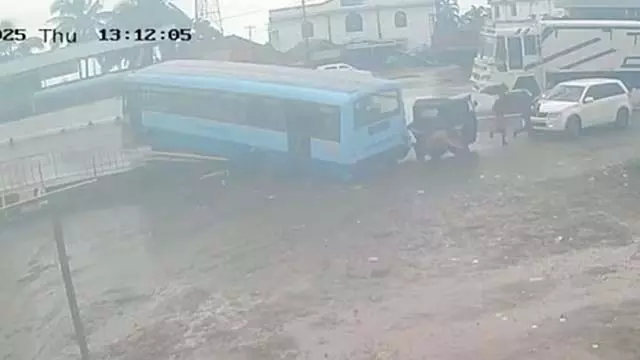 KSRTC बस और ऑटो में टक्कर; भीषण हादसे में एक बच्चे समेत छह की मौत KSRTC बस और ऑटो में टक्कर; भीषण हादसे में एक बच्चे समेत छह की मौत