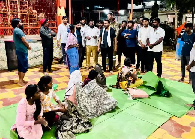 कामारेड्डी जिले में मूसलाधार बारिश लोग अपने घर खाली करके जा रहे है कामारेड्डी जिले में मूसलाधार बारिश लोग अपने घर खाली करके जा रहे है